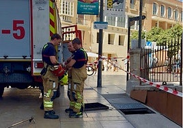 La arqueta ardió pasadas las 13.00 horas en la travesía Pintor Nogales, justo al lado de la Alcazaba.