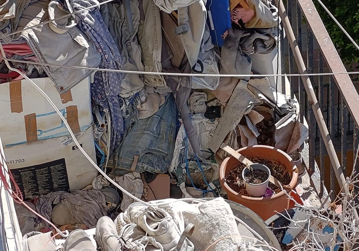 Estado de la terraza del piso de los dos hermanos con síndrome de Diógenes.