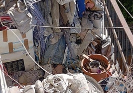 Estado de la terraza del piso de los dos hermanos con síndrome de Diógenes.