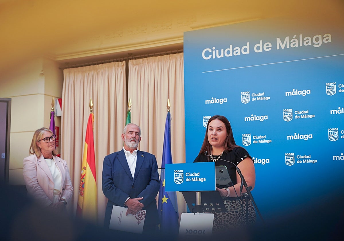 La concejala de Juventud, Mercedes Martín, junto al presidente de la Agrupación de Cofradías, José Carlos Garín, y Paloma Artola