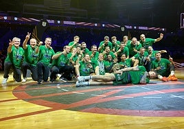 El Unicaja celebra el título de la Copa Intercontinental lograda en Singapur.