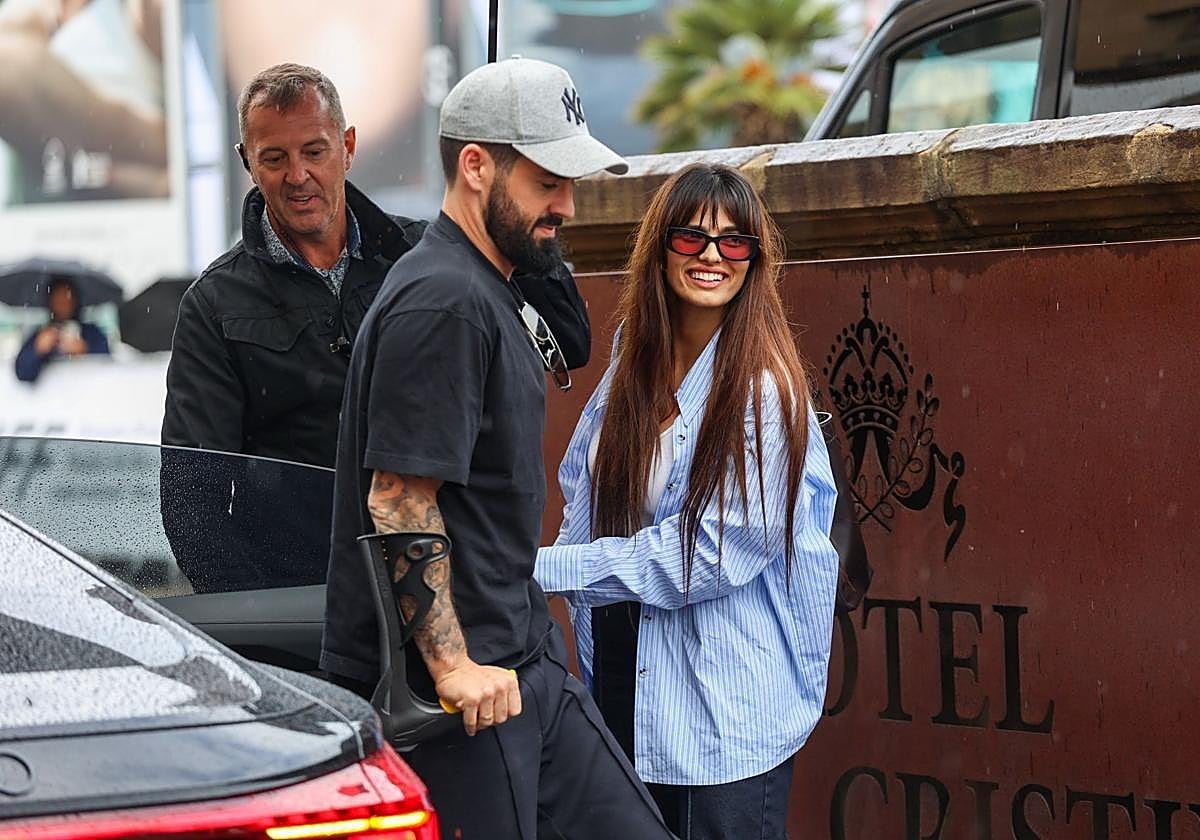 Isco Alarcón baja del coche con muletas y ayudado por su esposa Sara Sálamo en el Hotel María Cristina de San Sebastián