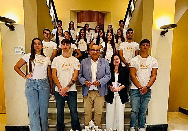 Los candidatos a Miss y Mister de la feria veleña, este lunes con el alcalde en el Ayuntamiento.
