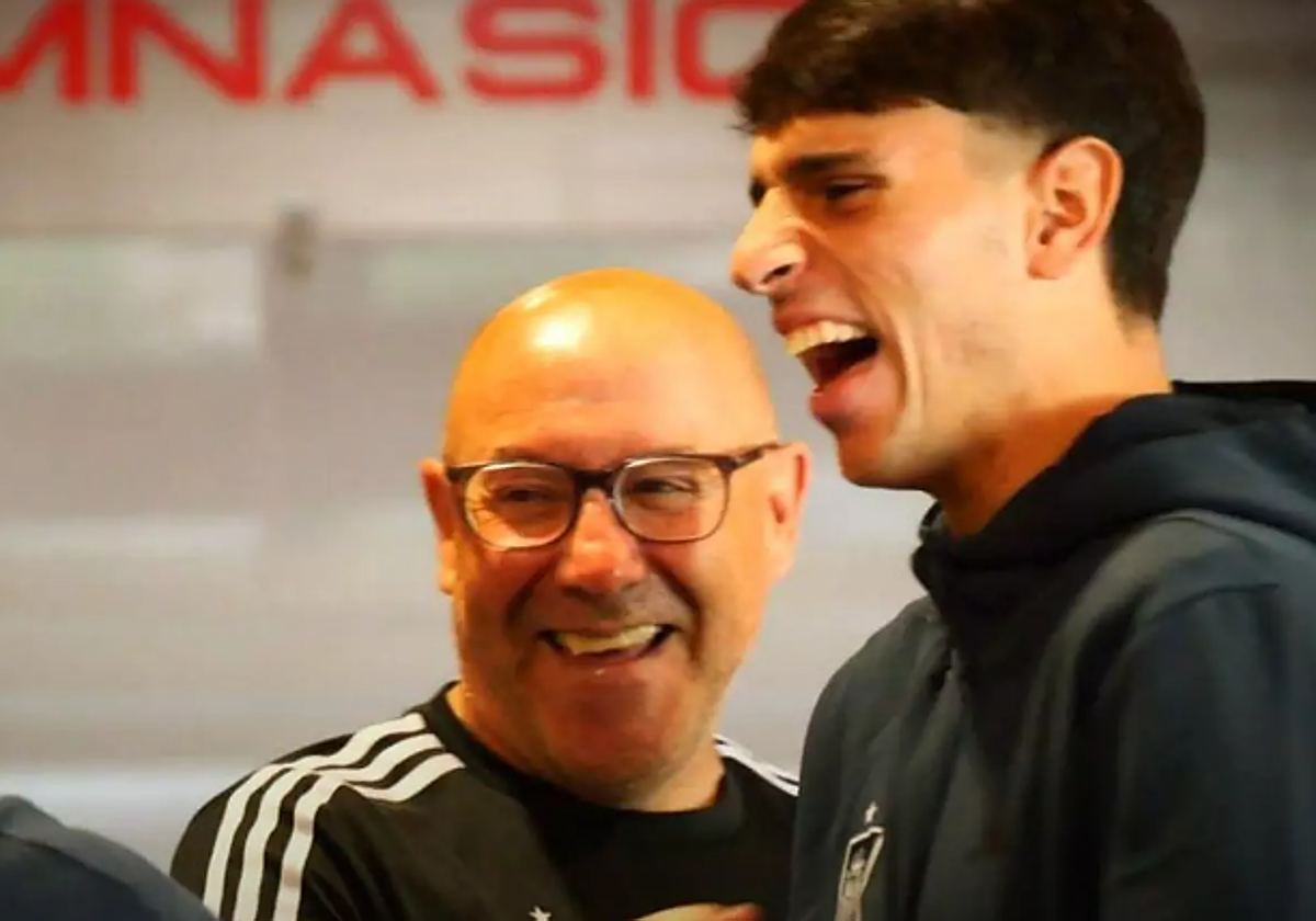 El exfisioterapeuta del Málaga, Marcelino Torrontegi, junto a Izan Merino, ayer en Las Rozas.