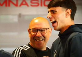 El exfisioterapeuta del Málaga, Marcelino Torrontegi, junto a Izan Merino, ayer en Las Rozas.