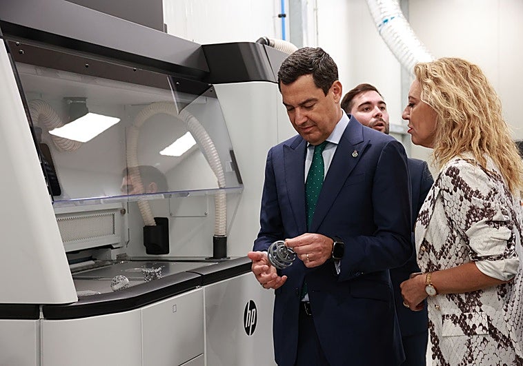 Juanma Moreno y la consejera de Hacienda, Carolina España, en un acto el pasado lunes.