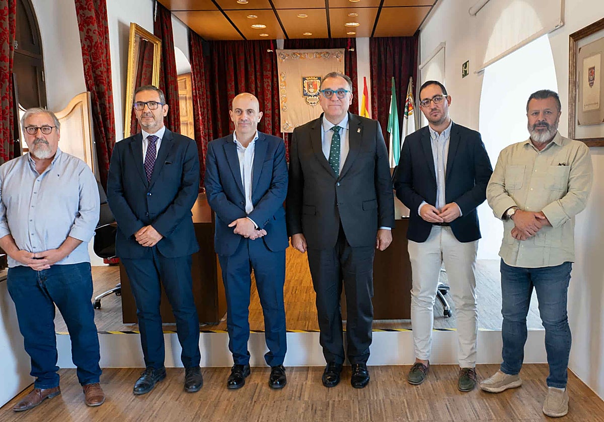 El consejero de Turismo, Arturo Bernal (centro), junto al alcalde de Archidona, Juan Manuel Almohalla; delegado territorial de Turismo, Carlos García y representantes institucionales.