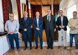 El consejero de Turismo, Arturo Bernal (centro), junto al alcalde de Archidona, Juan Manuel Almohalla; delegado territorial de Turismo, Carlos García y representantes institucionales.