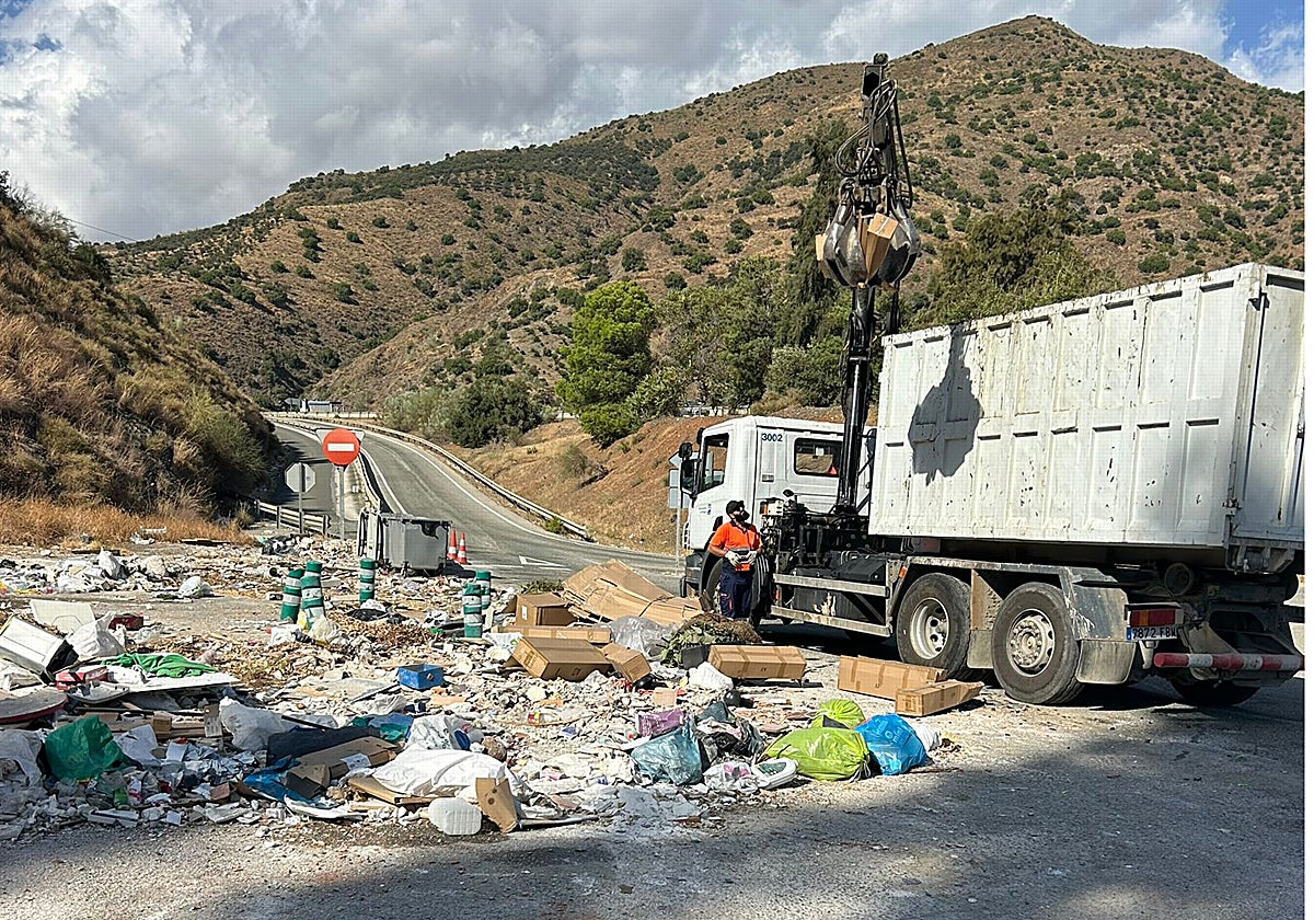 Trabajos para despejar la escombrera ilegal.