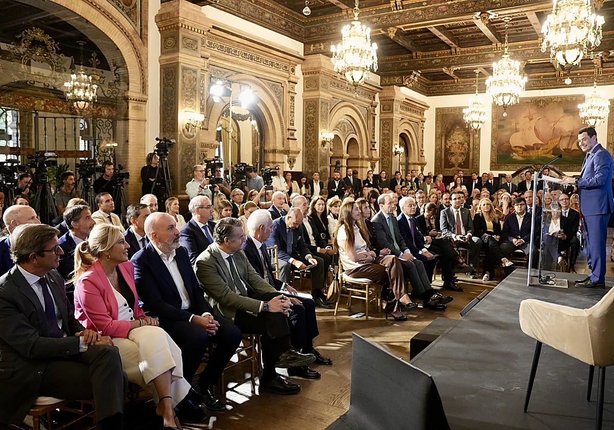 Juanma Moreno, en el foro de El Confidencial donde anunció el nuevo paquete de rebajas fiscales.