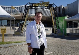 Javier Barberá posa ante el Palacio de Ferias de Málaga.