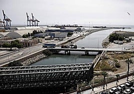 Puente del puerto sobre la desembocadura del Guadalmedina, junto al que irá el nuevo.