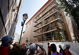 Andamio instalado en la portada de la iglesia del Sagrario.