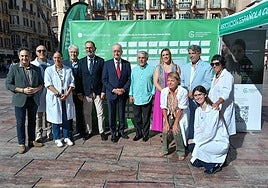 Autoridades políticas, investigadores y voluntarios posan juntos para conmemorar el Día Mundial de la Investigación en Cáncer.