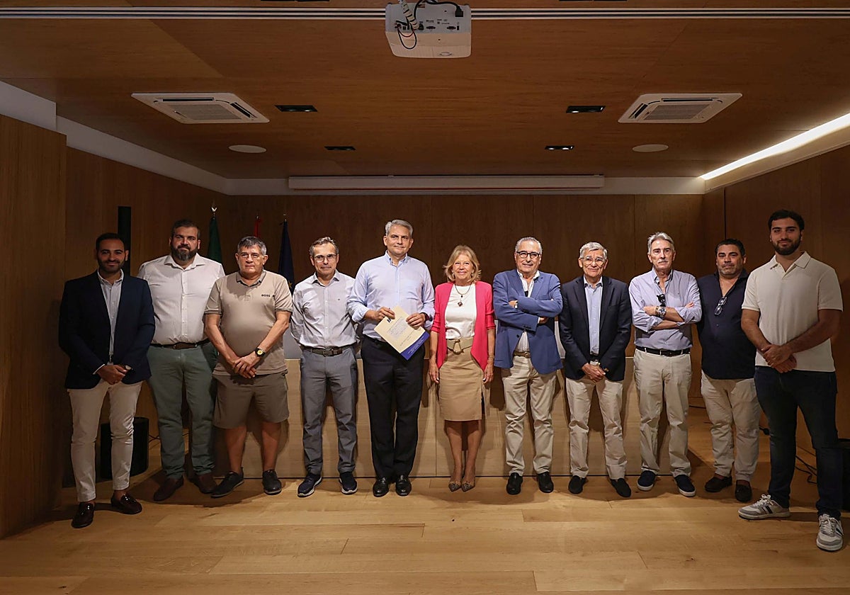 La constitución de la entidad, que preside Tomás Alcántara, se ha formalizado en un acto ante notario que ha contado con la presencia de la alcaldesa de Marbella, Ángeles Muñoz, y del teniente de alcalde sampedreño, Javier García.