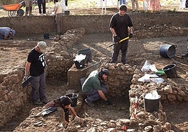 Muros de los grandes edificios localizados en la zona norte de las excavaciones.