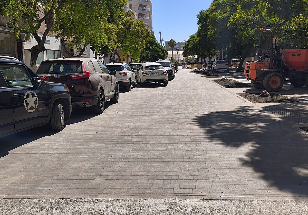 Vehículos estacionados sobre uno de los nuevos pavimentos.