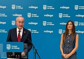 El alcalde de Málaga, Paco de la Torre, y la portavoz popular, Elisa Pérez de Siles.