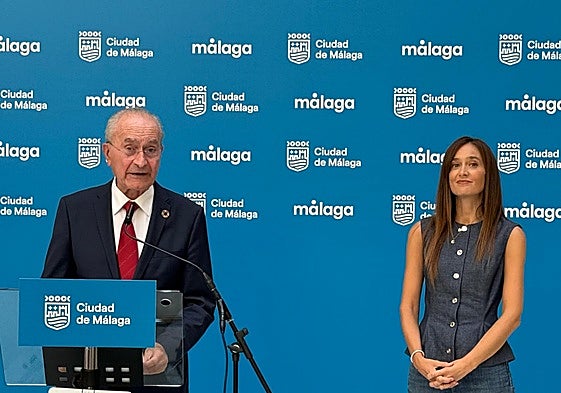 El alcalde de Málaga, Paco de la Torre, y la portavoz popular, Elisa Pérez de Siles.