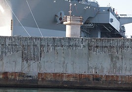 Daños en el espaldón del dique de Levante, que se están reparando por fases.