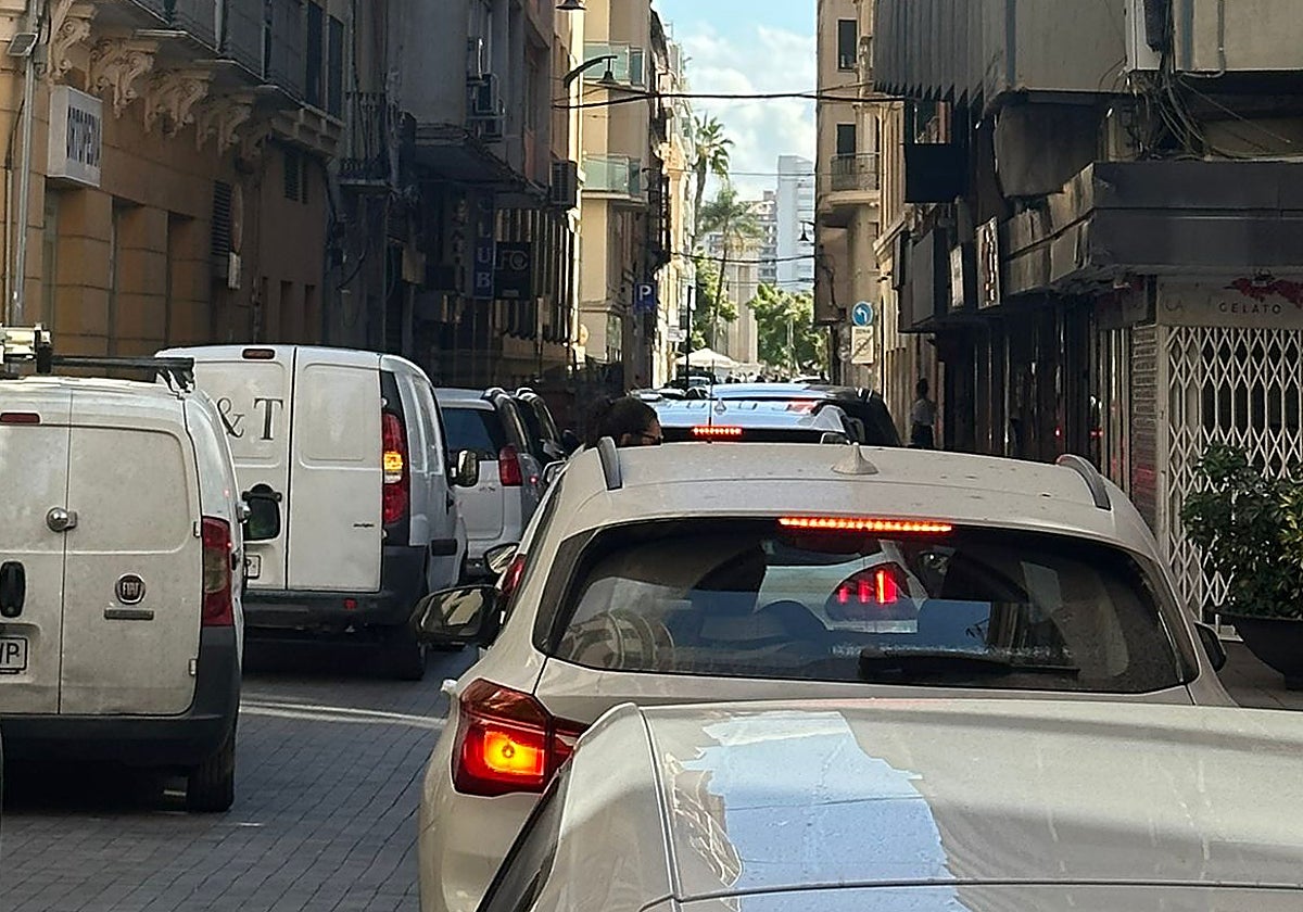Calle Vendeja es una de las más afectadas por el tráfico.