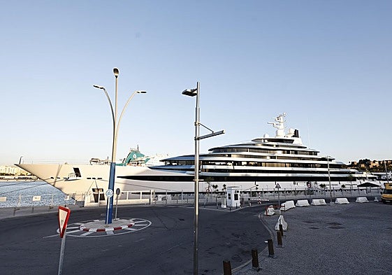 El Kaos, amarrado en la marina de megayates del puerto de Málaga.
