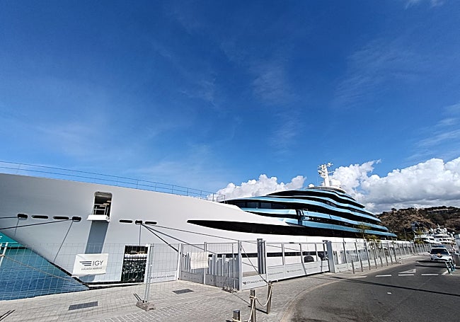 Detalle de las vistosas cubiertas de color azul del yate Kaos.