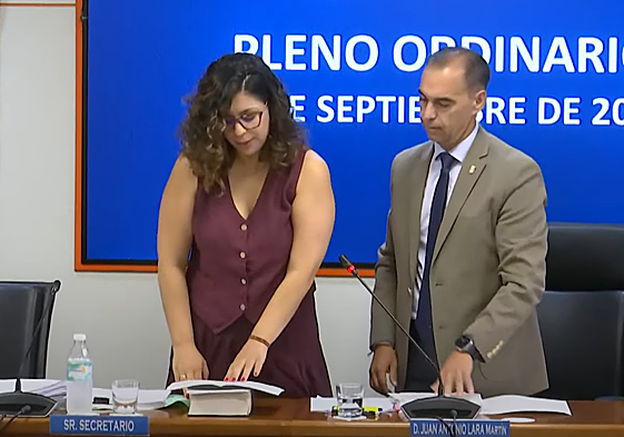 Inmaculada Chamizo promete su cargo como concejala en presencia del alcalde, Juan Antonio Lara.