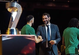 Garbajosa felicita a Chris Duarte tras la victoria del Unicaja en la final de la Copa Intercontinental.