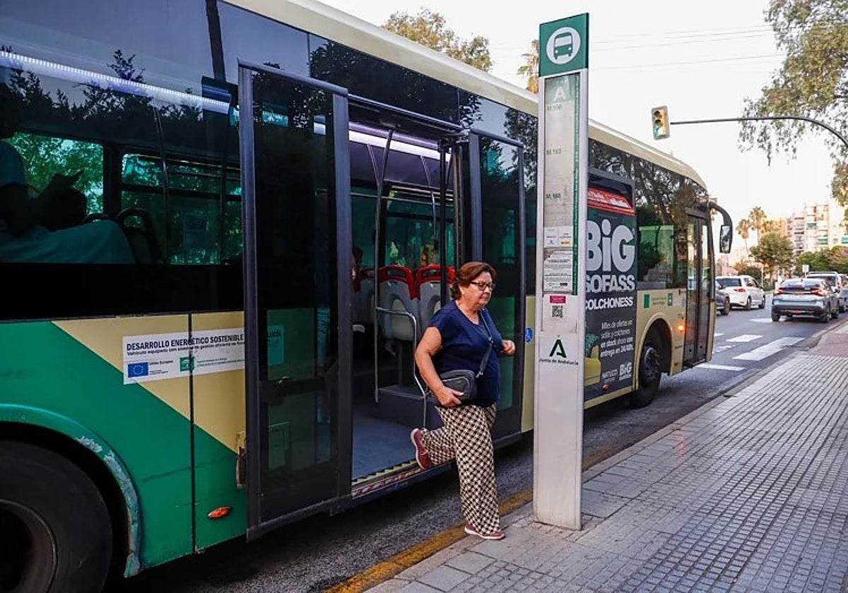 Una pasajera del servicio de bus rápido se baja en El Palo.
