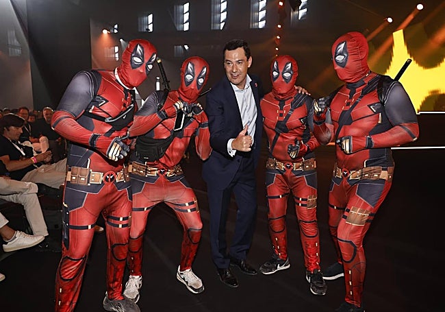 Juanma Moreno, con un grupo de Daredevils, antes de empezar la gala inaugural.