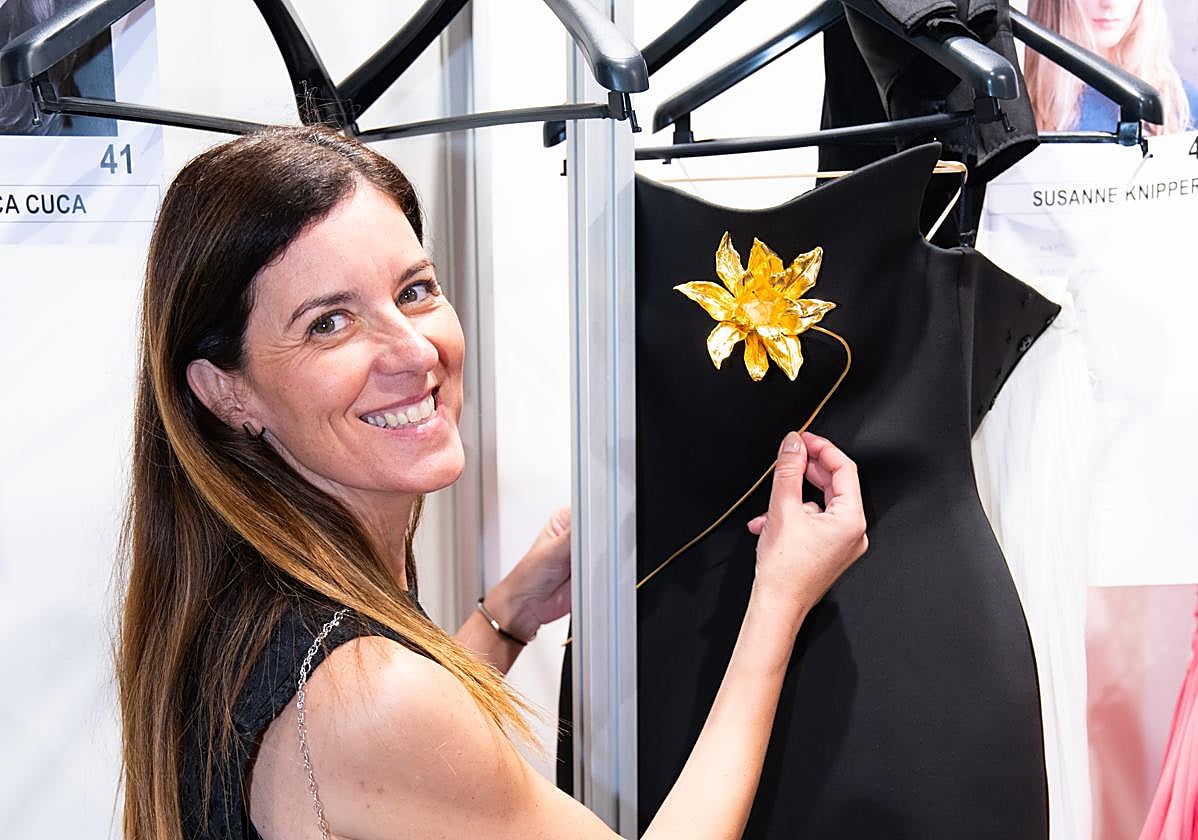 Luz Rodríguez, junto a una de sus joyas en un vestido de Isabel Sanchís, el pasado 19 de septiembre en la Mercedes Benz Fashion Week.
