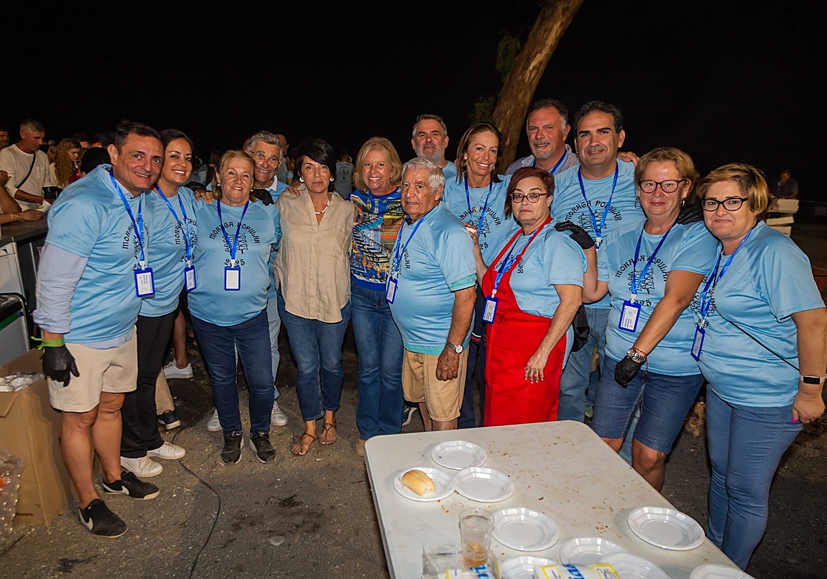 La alcaldesa de Marbella, Ángeles Muñoz, y otros concejales en la playa de La Salida.