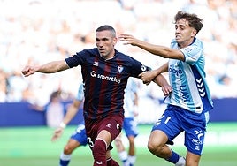 Adrián Niño pugna por un balón en el partido frente al Eibar de la primera jornada.