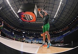 Barreiro lanza a canasta en el entrenamiento de ayer.