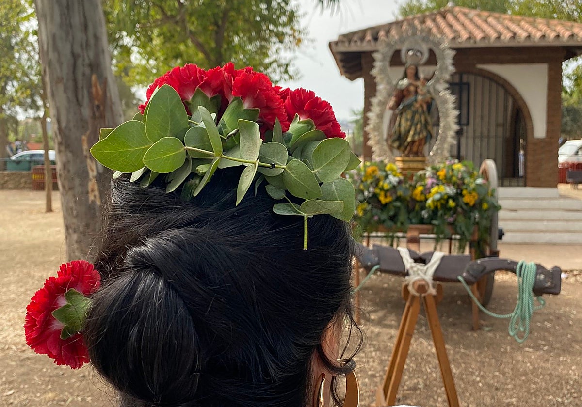 Una fuengiroleña frente a la Virgen del Rosario en la finca de El Esparragal en una Romería anterior.