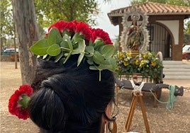 Una fuengiroleña frente a la Virgen del Rosario en la finca de El Esparragal en una Romería anterior.