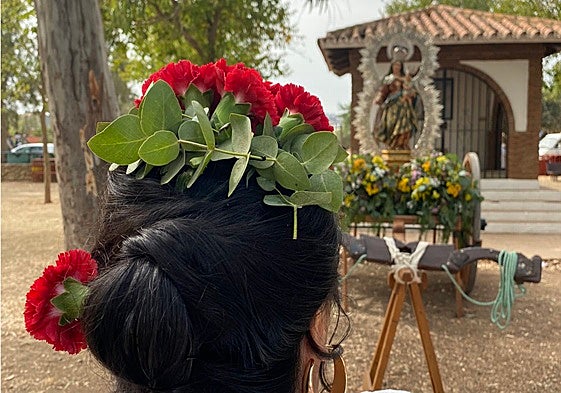 Una fuengiroleña frente a la Virgen del Rosario en la finca de El Esparragal en una Romería anterior.