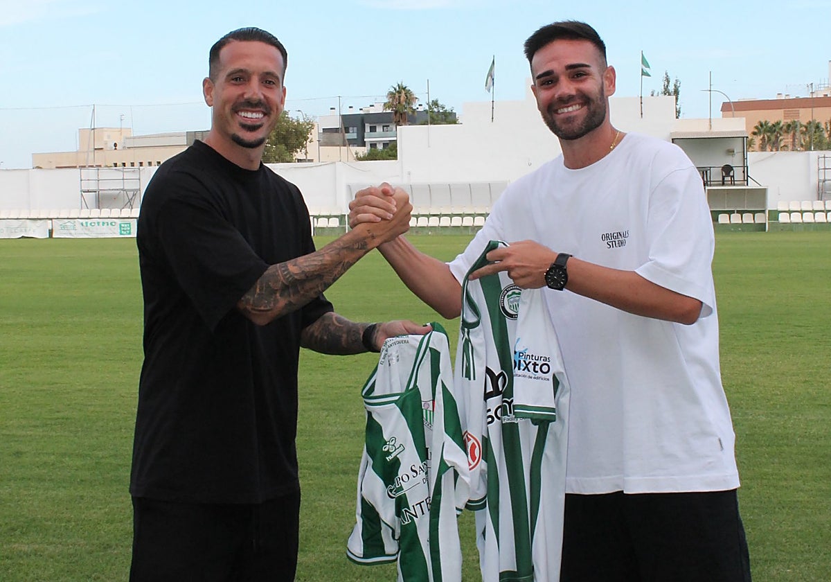 Iván Rodríguez y Sergio Díaz se dan la mano en la previa del primer derbi de la temporada.