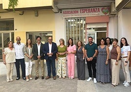 Autoridades, con integrantes de la asociación Esperanza, este viernes en Vélez-Málaga.