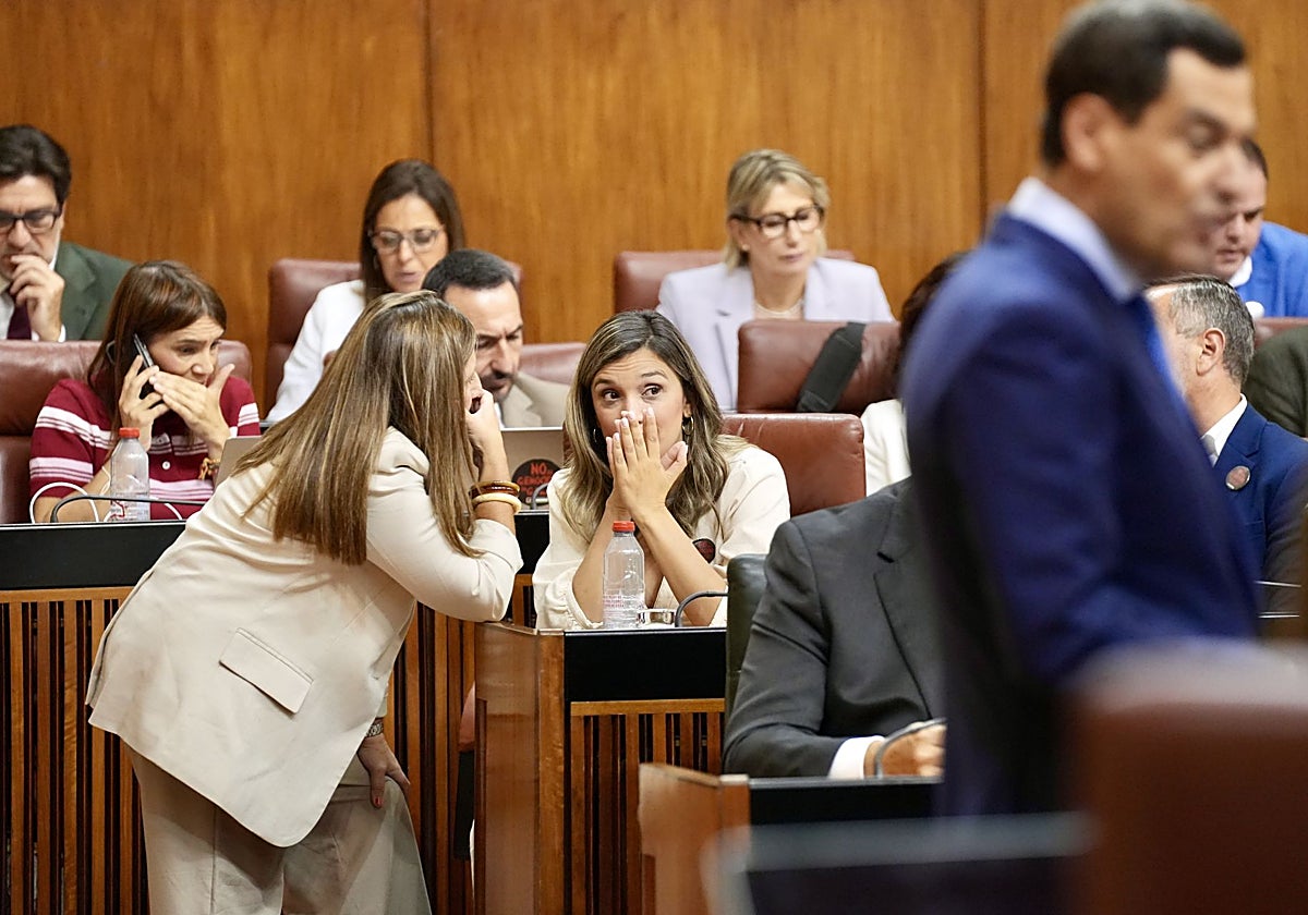 María Márquez, al fondo, durante una intervención de Juanma Moreno.