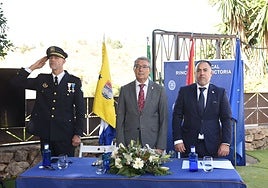 El jefe de la Policía Local, con el alcalde y el concejal del área.