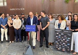 Manuel López Mestanza, junto a los creadores, en la presentación de la programación de Cultura de Diputación.