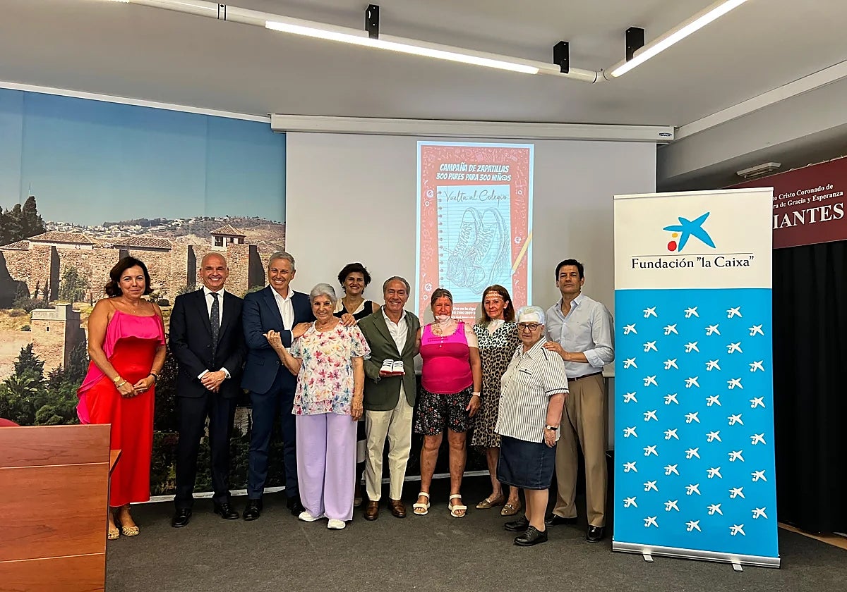 Cofrades y colaboradores de la campaña '300 pares para 300 niños', de los Estudiantes.