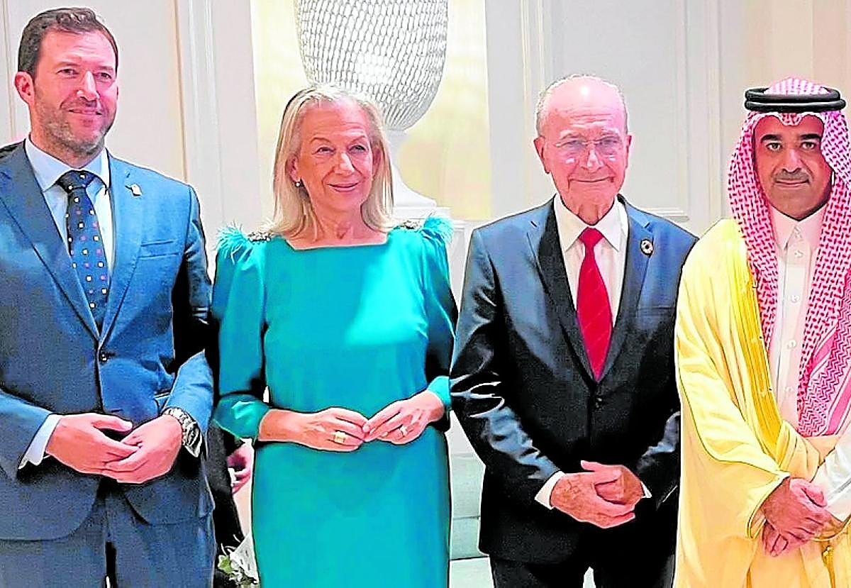 De izquierda a derecha, Antonio Jesús García, Kika Caracuel,Francisco de la Torre, Turki Alsaloom y Paz Hurtado, en la recepción del día nacional de Arabia Saudí .