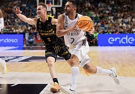 Campazzo avanza ante Huertas.