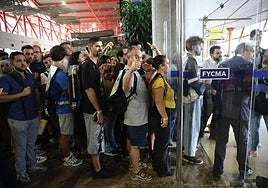 Cola en el hall para acceder al patio del Palacio de Ferias
