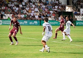 Una acción de ataque del Torremolinos, con el balón en las botas de Iban Ribeiro.