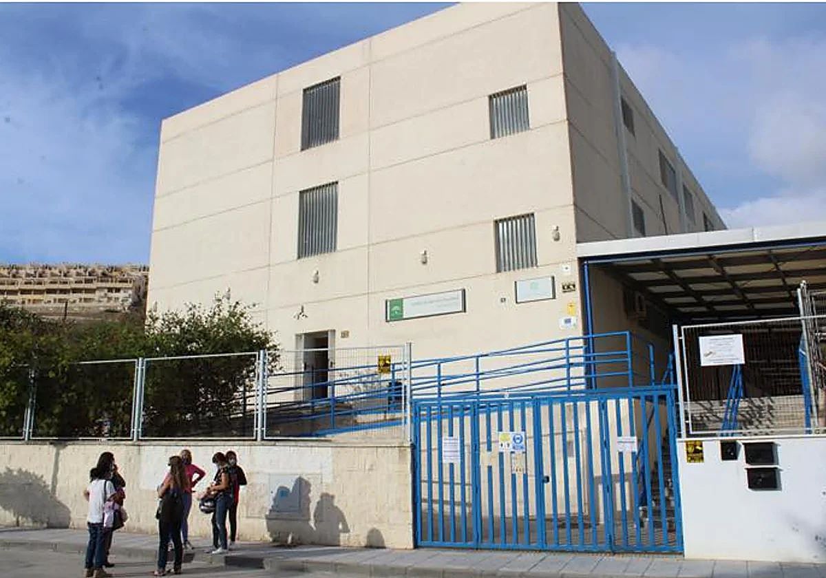 El Ayuntamiento cedió una parcela a la Junta junto al IES La Cala para instalar aulas prefabricadas.