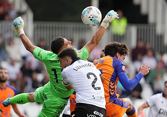 Una disputa por alto entre Cantero, Lizancos y Dotor.